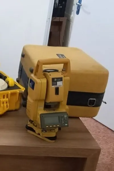 Estação total Topcon 226 sobre a mesa