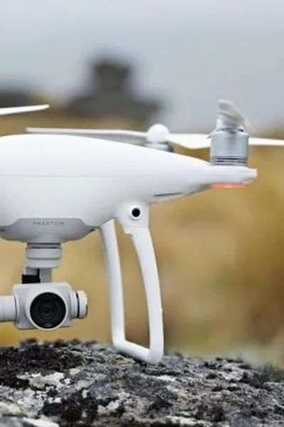 Drone Phantom 4 PRO branco pousado